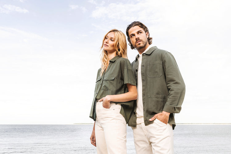 Couple portant une chemise à personnaliser
