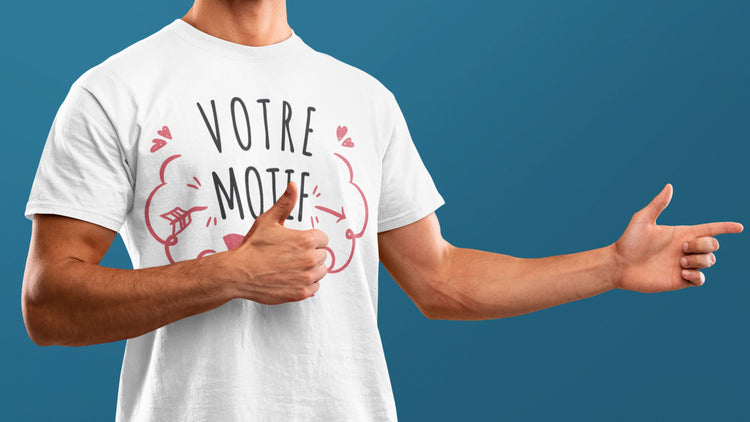 homme portant un tshirt avec un motif personnalisé