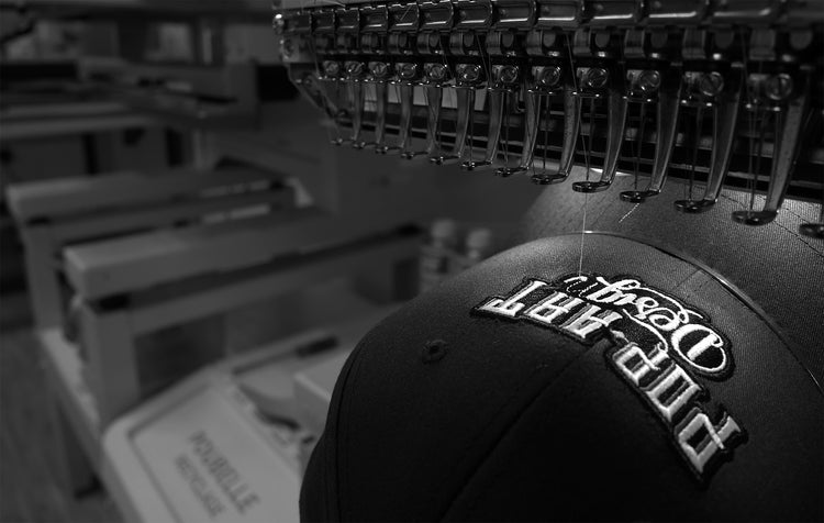 Logo Pop Art Design en cours de broderie sur un casquette