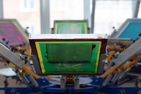 Carrousel de sérigraphie lors d'une impression de textiles