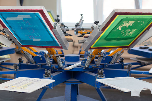 Carrousel de sérigraphie réalisant le marquage d'un tee-shirt
