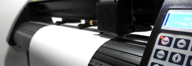 Plotter découpant un rouleau de flocage