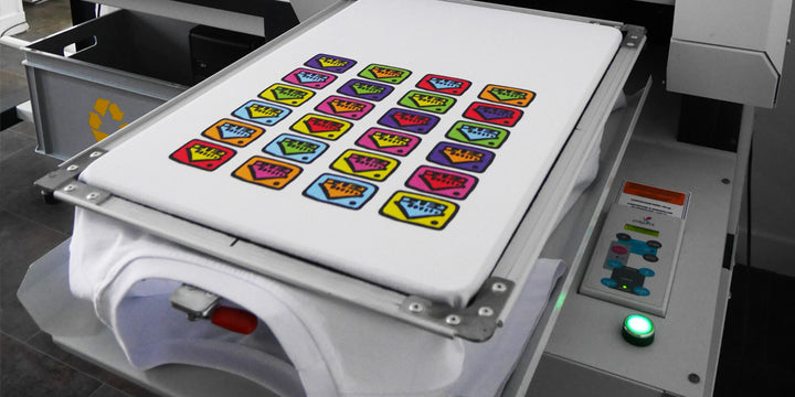 Tee-shirt avec un motif sortant d'une imprimante DTG