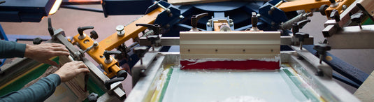 Production d'une serie de tee-shirts à l'aide d'un carrousel de sérigraphie