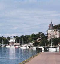 Vue du château depuis le quai du port de Pornic en Pays de Retz