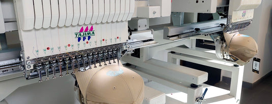 Machine de broderie industrielle brodant des casquettes