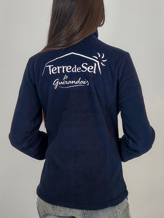 Veste polaire vu de dos avec une broderie Terre de Sel Le guérandais