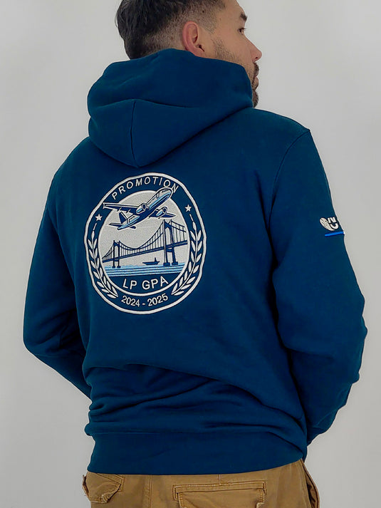 homme portant un sweat de promo BDE  brodé du logo université de Nantes