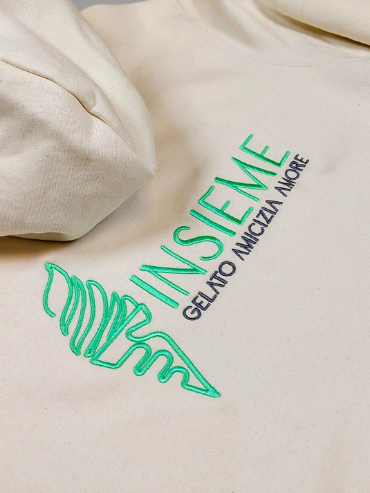 vue macro d'une broderie sur un hoodie pour un le glacier Insieme au Pouliguen