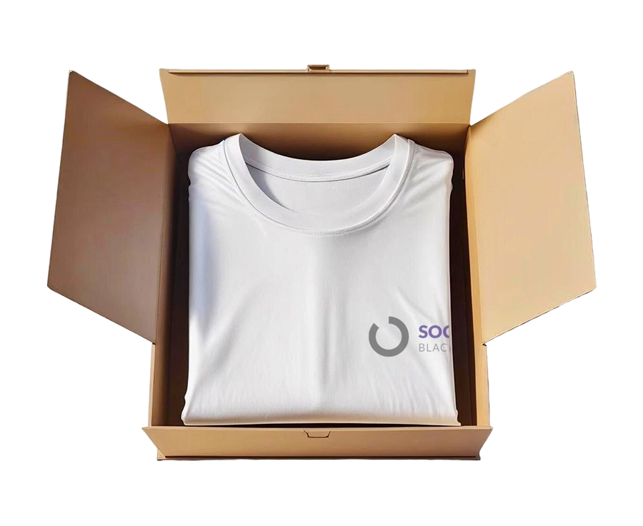 carton ouvert avec des tee-shirts plies a l'interieur et logoté SOC BLACK 