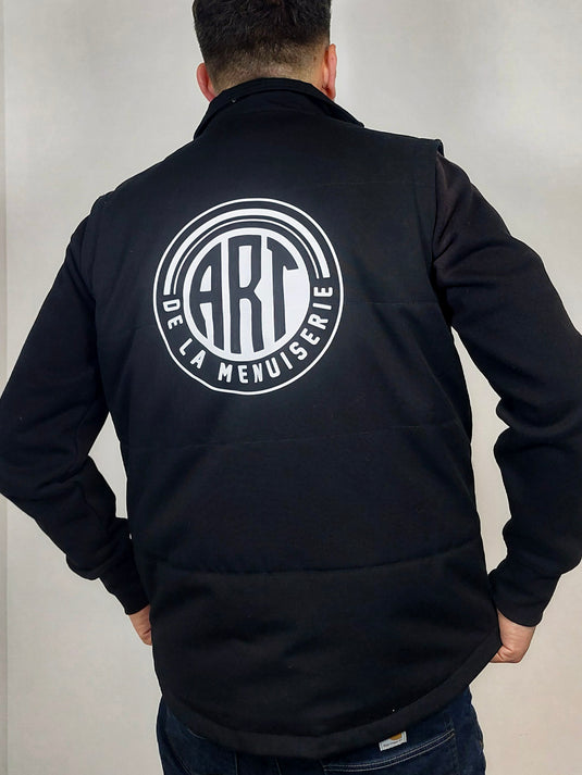 Veste de travail sans manches durable en coton et cordura réalisée avec un marquage en flocage pour un menuisier basé en loire-atlantique 44