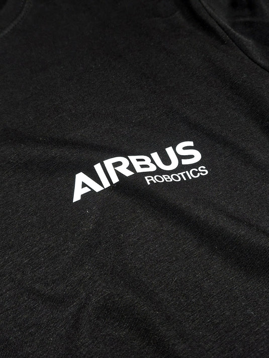 zoom sur un tee-shirt noir pour l'industrie  logoté du logo airbus en DTF