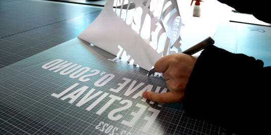 Échenillage d'un marquage en flocage textile flex dans notre atelier à Saint-Nazaire