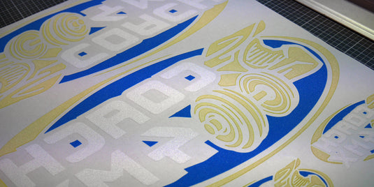 Impression DTF de logos textiles réalisée dans notre atelier à Saint-Nazaire