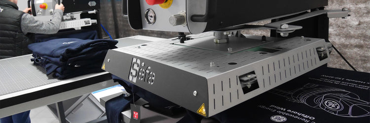 Production d'impression de sweat-shirts pour l'usine d'éolienne GE en transfert DTF avec des presses double plateaux dans notre atelier