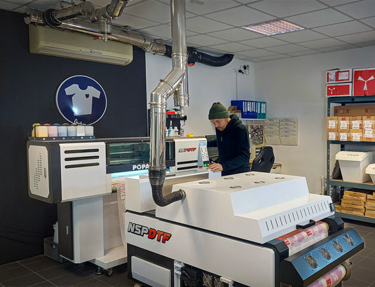 imprimeur derrière ligne DT  préparant l'impression des transferts DTF