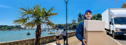 Livreur portant ses cartons de tenues personnalisées et stationné sur le port de Pornic