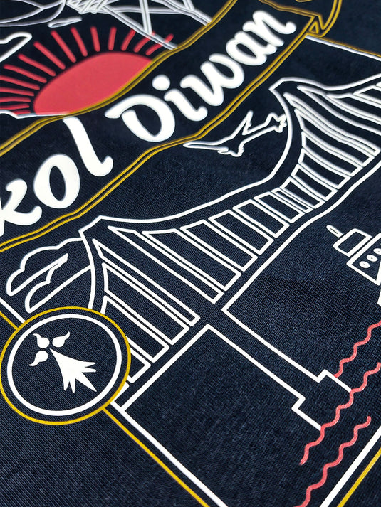 vue macro d'une impression transfert dtf sur un tee-shirt du logo skol diwan