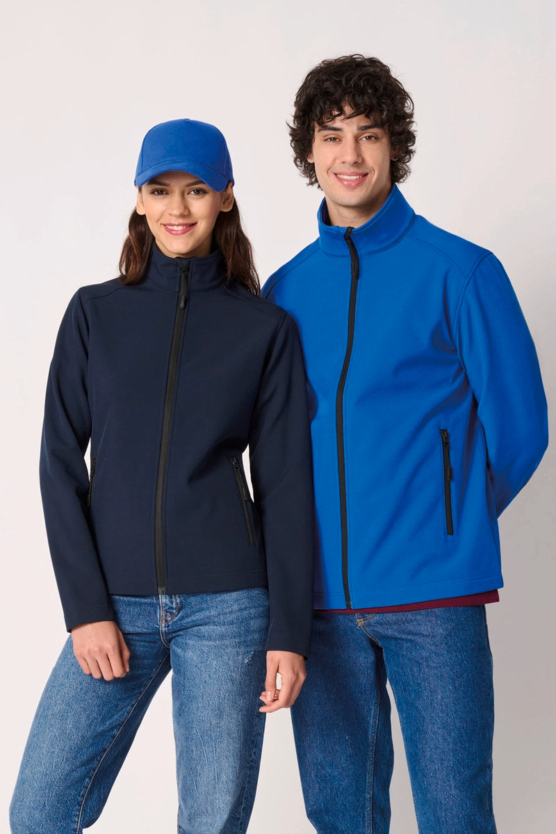 deux personnes portant des vestes sofshell à imprimer au logo de l'association