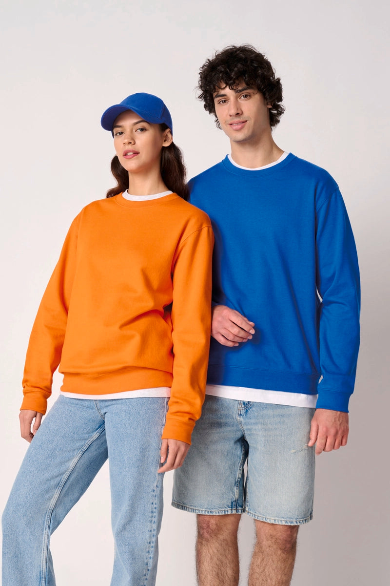 deux personnes portant dessweatshirt à logoté aux couleurs de l'association