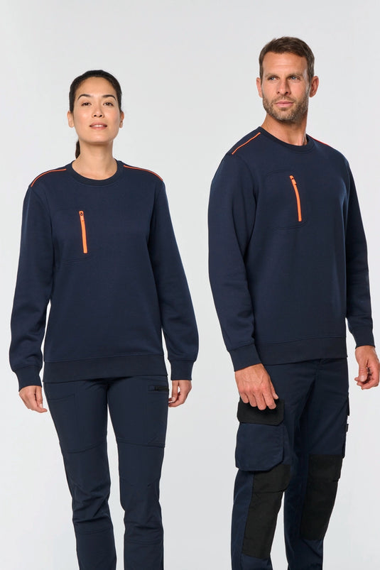 deux salariés homme et femme avec un sweat de travail à imprimer avec le logo de l'entreprise