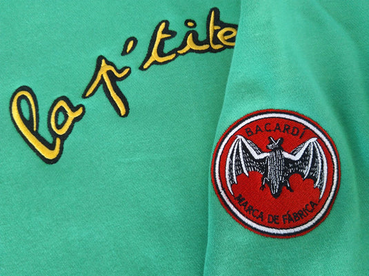 sweat brodé au nom et aux couleurs du bar la ptite case et du logo Bacardi situé sur la presqu'ile guérandaise.