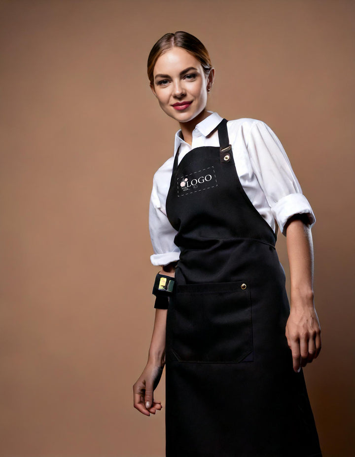 femme portant un tablier logoté 