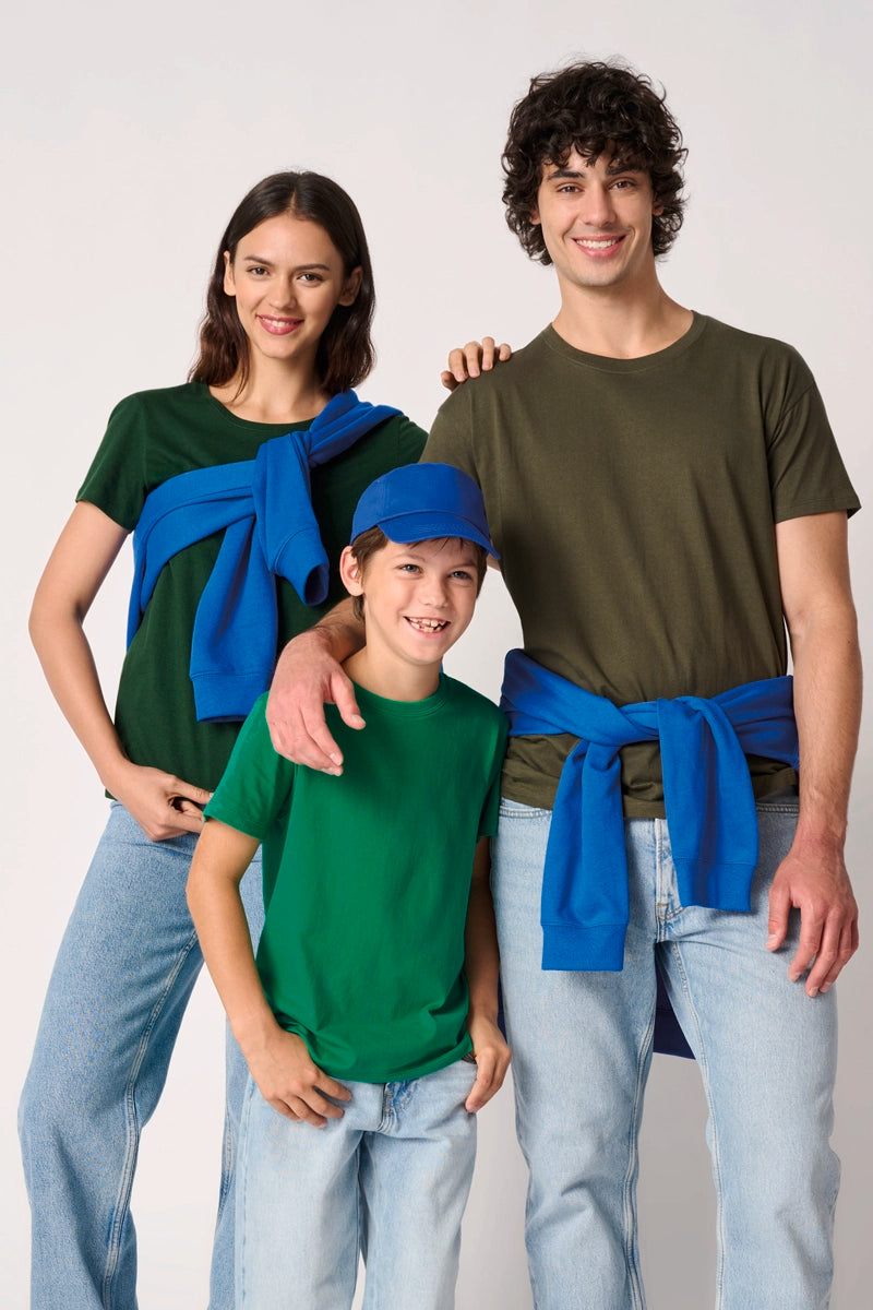 famille portant des tee-shirts personnalisés au logo du club