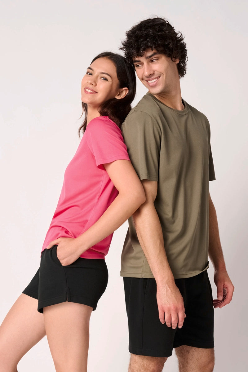 deux personnes portant des tee-shirt de sport à imprimer au logo de l'association